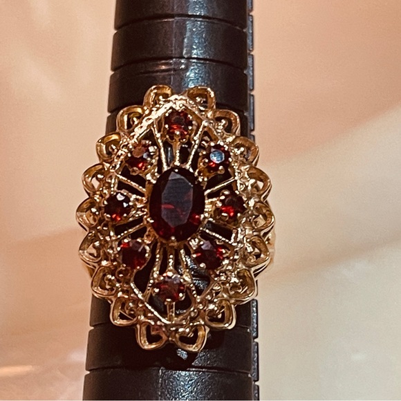 ♥️Stunning 375 Yellow Gold European Antique Filigree Garnet Dinner Ring! - Picture 7 of 16